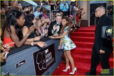 女明星红毯爆料图片视频,女明星惊艳亮相，揭秘幕后花絮与时尚对决  第1张